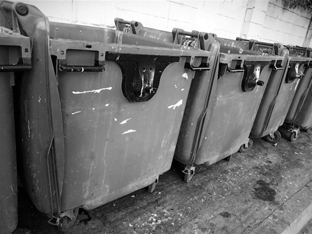 Metal skraldespande der kombinerer stil og funktion